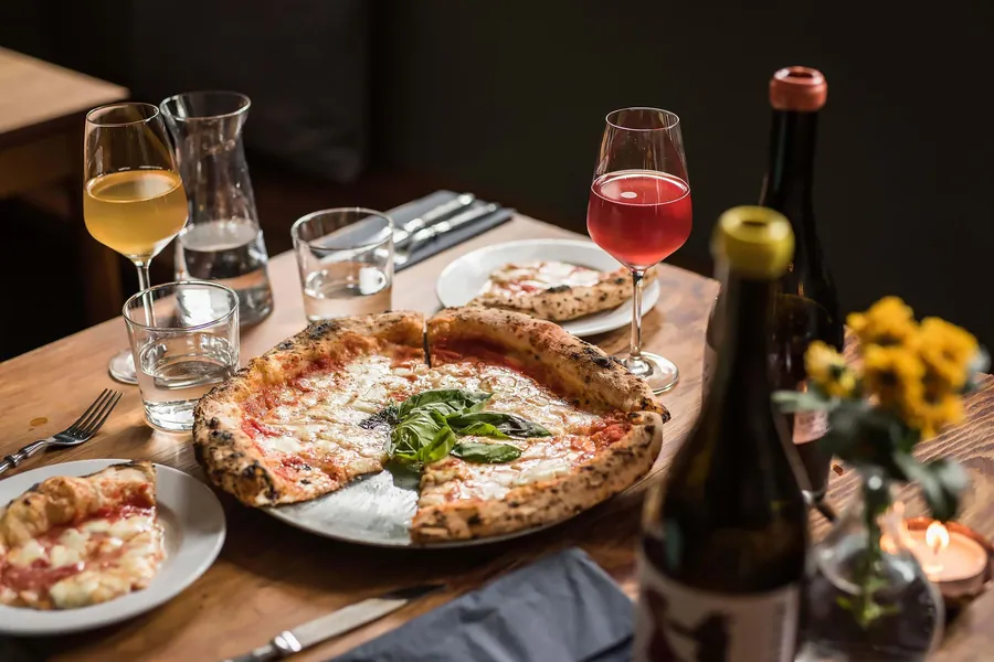 Pizza artigianale italiana appena sfornata